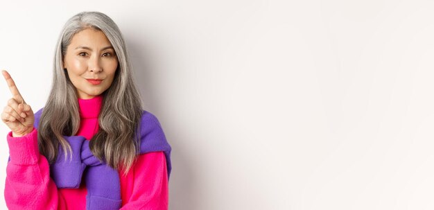 Photo portrait of young woman standing against white background