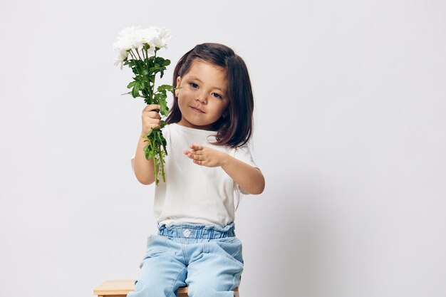 白い背景に立っている若い女性の肖像画