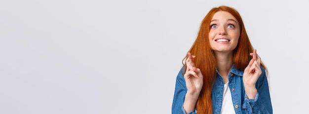 Photo portrait of young woman standing against white background