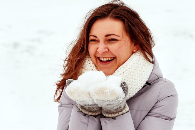 Photo portrait of young woman standing against white background