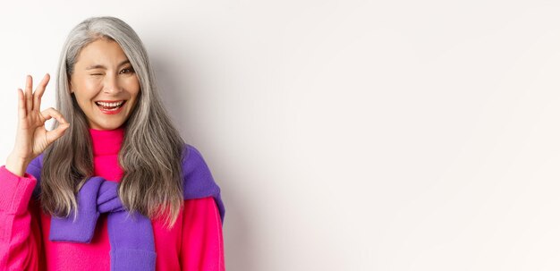 Photo portrait of young woman standing against white background