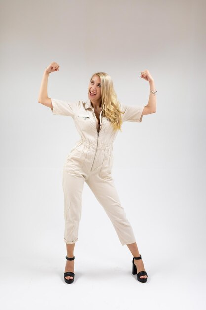 Photo portrait of young woman standing against white background