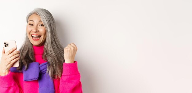 Photo portrait of young woman standing against white background