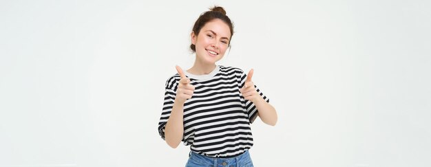 Photo portrait of young woman standing against white background