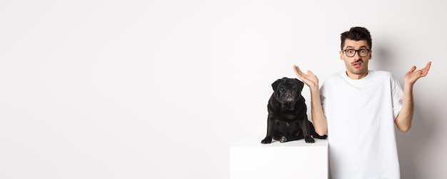 Photo portrait of young woman standing against white background