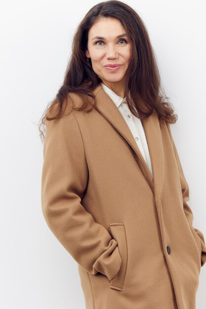 Photo portrait of young woman standing against white background