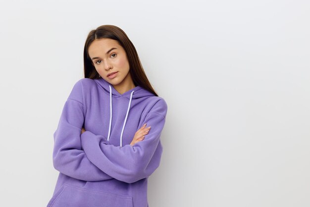 Photo portrait of young woman standing against white background