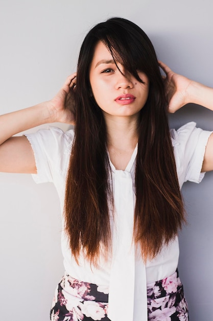  ⁇  배경 에 서 있는 젊은 여자 의 초상화