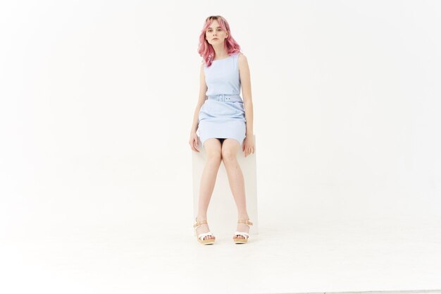 Photo portrait of young woman standing against white background