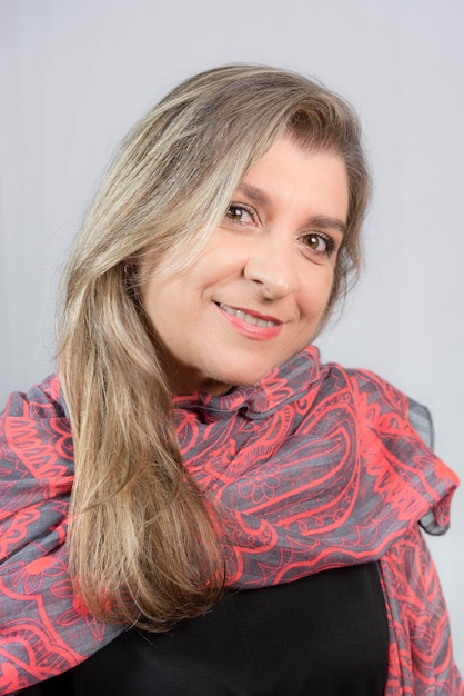 Photo portrait of young woman standing against white background