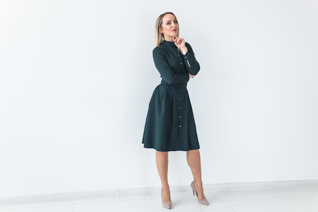 Photo portrait of young woman standing against white background