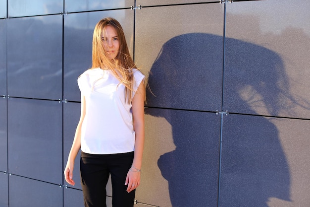 Photo portrait of young woman standing against window