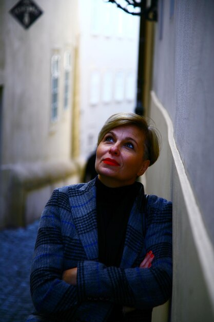 Photo portrait of young woman standing against window