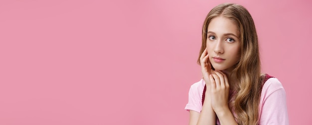 Photo portrait of young woman standing against yellow background