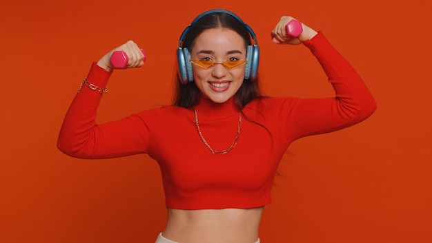 Photo portrait of young woman standing against yellow background