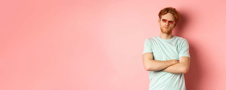 Photo portrait of young woman standing against yellow background
