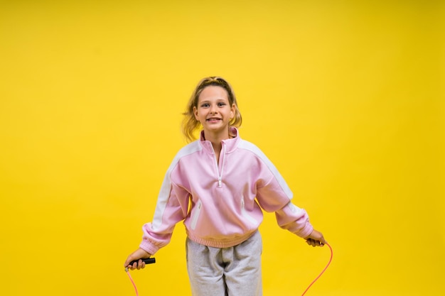 Photo portrait of young woman standing against yellow background