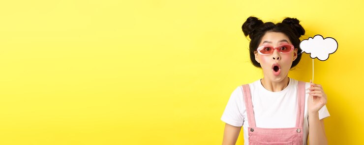 Photo 노란색 배경 에 서 있는 젊은 여자 의 초상화