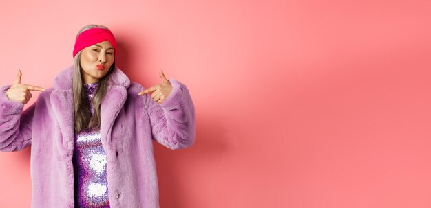 Photo portrait of young woman standing against yellow background