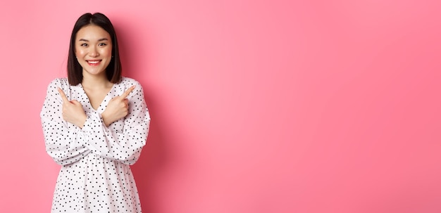 Photo portrait of young woman standing against yellow background