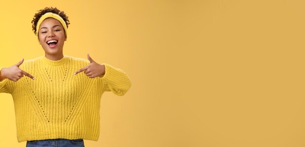 Photo portrait of young woman standing against yellow background