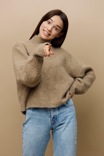 Photo portrait of young woman standing against yellow background