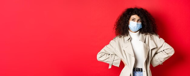 Photo portrait of young woman standing against yellow background