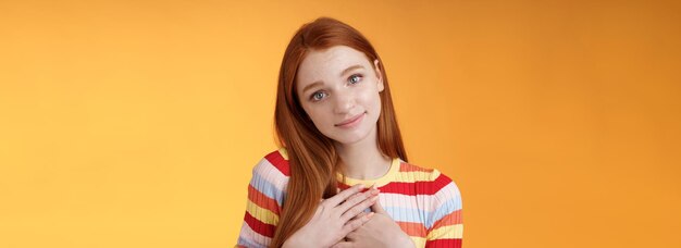 Photo portrait of young woman standing against yellow background