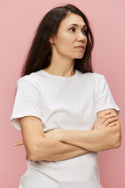 黄色い壁に立っている若い女性の肖像画