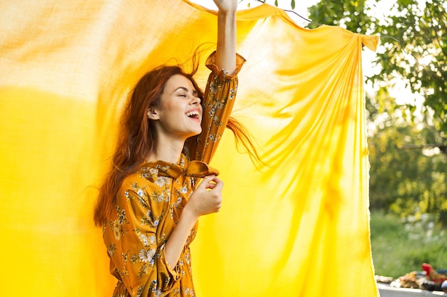 Photo portrait of young woman standing against yellow wall
