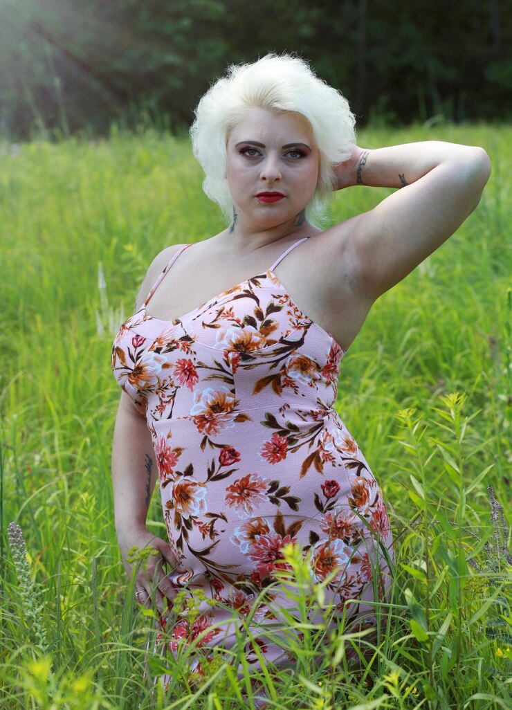 Photo portrait of young woman standing amidst plants in field