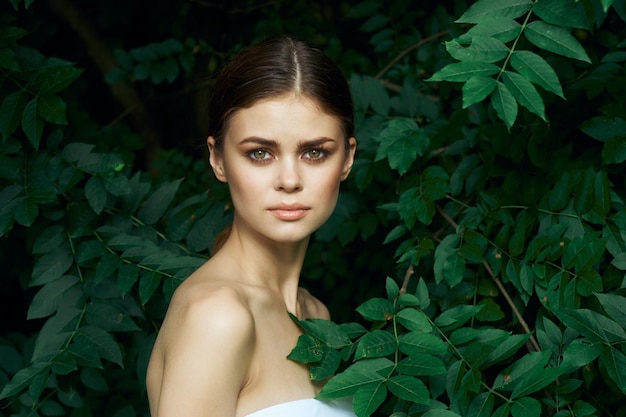 Photo portrait of young woman standing amidst plants