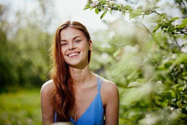 Photo portrait of young woman standing amidst plants
