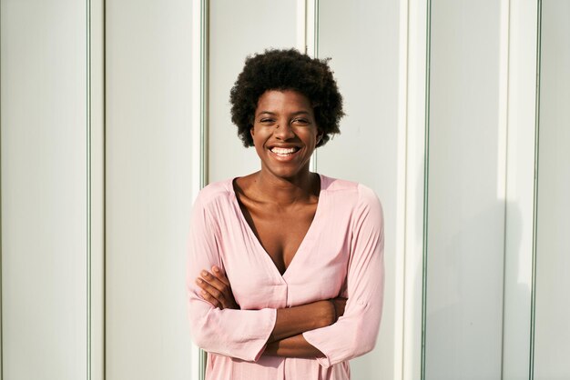 Photo portrait of young woman standing in bathroom