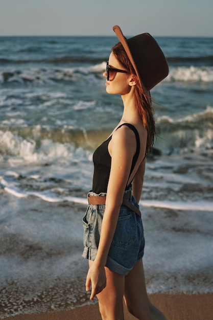 Foto ritratto di una giovane donna in piedi sulla spiaggia