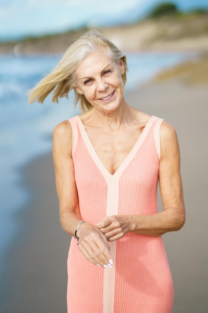 Photo portrait of young woman standing at beach