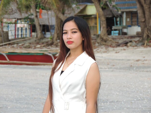 Photo portrait of young woman standing at beach