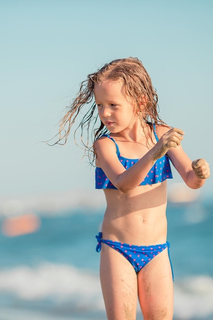 Photo portrait of young woman standing at beach