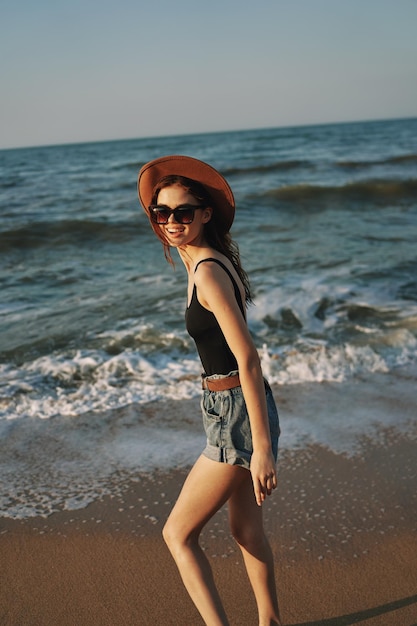 Foto ritratto di una giovane donna in piedi sulla spiaggia