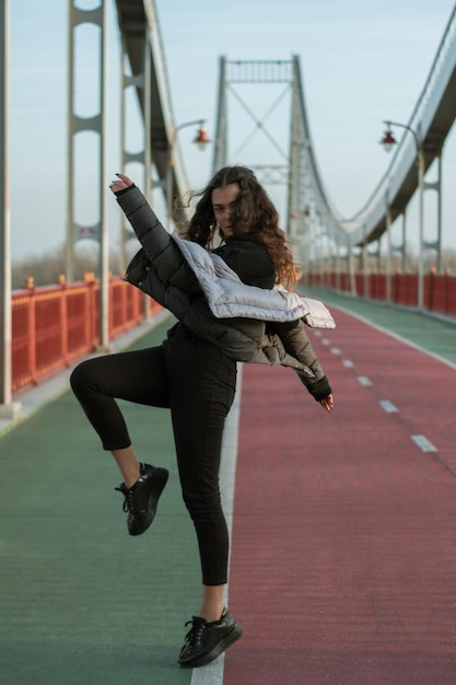 Foto ritratto di una giovane donna in piedi sul ponte