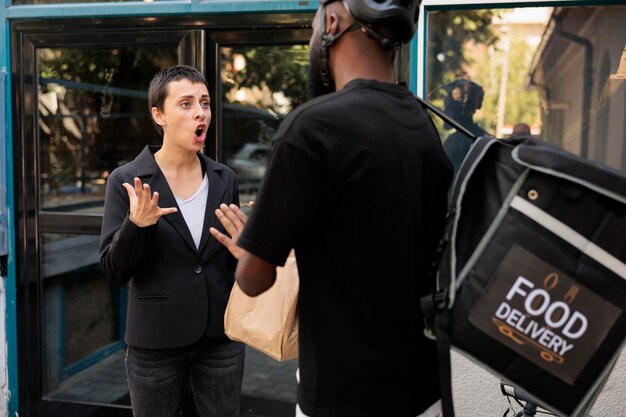 Photo portrait of young woman standing in bus