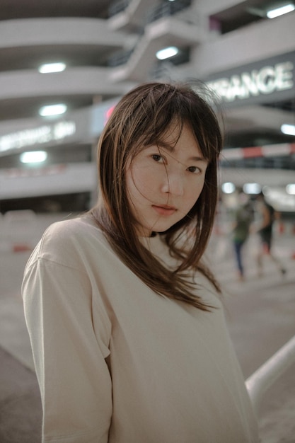 バスに乗っている若い女性の肖像画