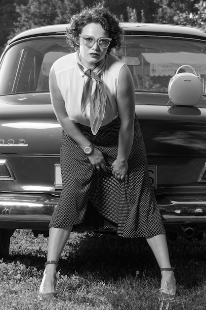 Photo portrait of young woman standing by car