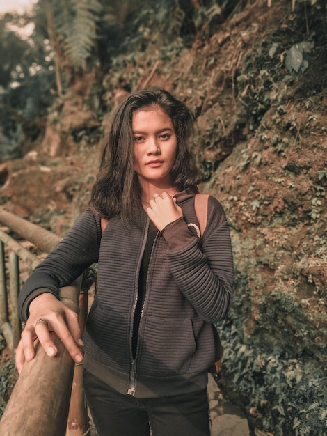 Photo portrait of young woman standing by railing