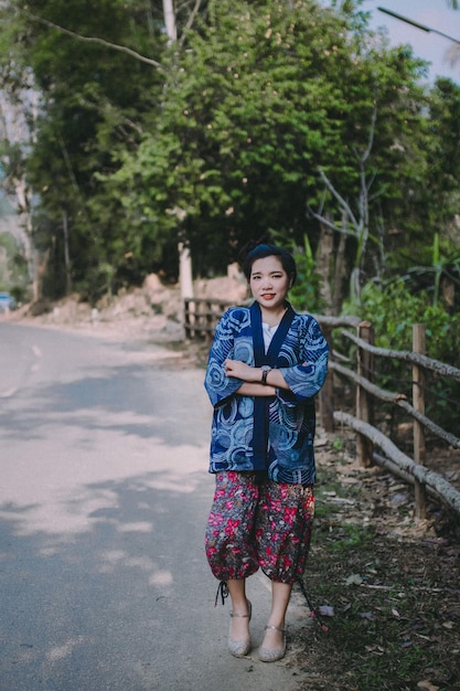 Photo portrait of young woman standing by tree