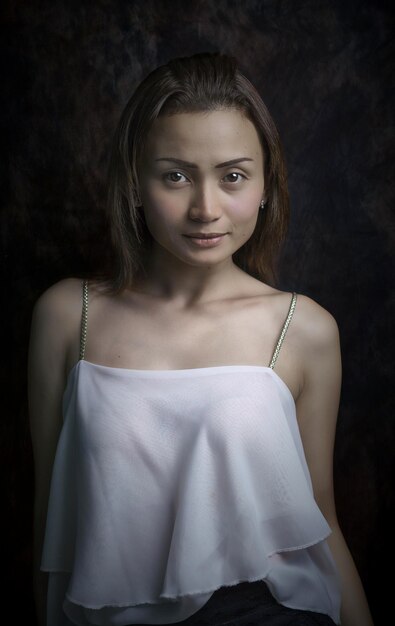 Photo portrait of young woman standing by wall