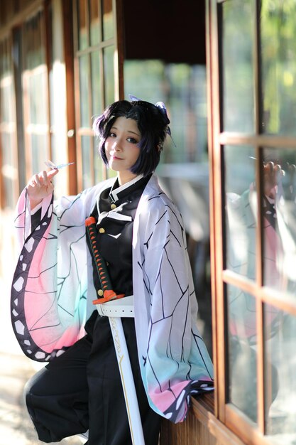 Photo portrait of young woman standing by window