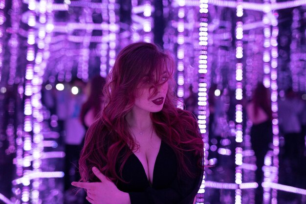 Photo portrait of young woman standing in city at night