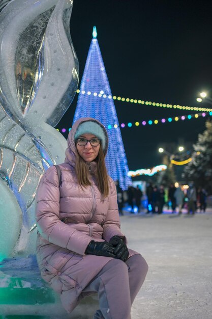 Photo portrait of young woman standing in city at night