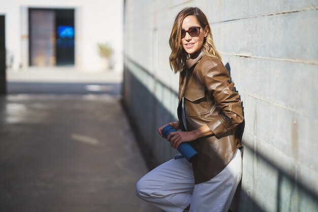 Photo portrait of young woman standing in city